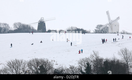 La famille profiter de la neige, de la luge par Jack et Jill éoliennes sur le sud jusqu'à Clayton. Banque D'Images