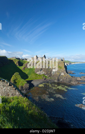 Le Château de Dunluce, côte de Causeway, le comté d'Antrim, en Irlande du Nord. Banque D'Images