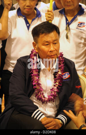 21Th Jan 2013 , Bangkok , Thaïlande. Sereepisuth Temeeyaves Pol Gen un ancien chef de la police nationale au cours de la parole avec les médias . Dix-huit candidats inscrits à l'Administration métropolitaine de Bangkok avant les heures de bureau et de continuer leur campagne électorale jusqu'au 3 mars . Le dernier jour d'enregistrement de candidature est Jan 25. Banque D'Images