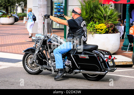 Cavalier de porcs arrivant à la Thunder Bay dans le cas de moto à Sarasota en Floride Banque D'Images