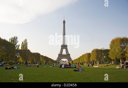 Les parisiens se détendre dans le parc du Champ de Mars, avec la Tour Eiffel au-delà Banque D'Images