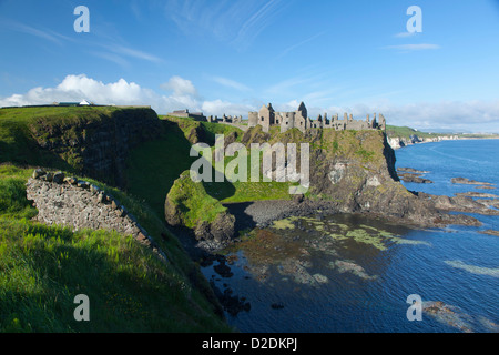 Le Château de Dunluce, côte de Causeway, le comté d'Antrim, en Irlande du Nord. Banque D'Images