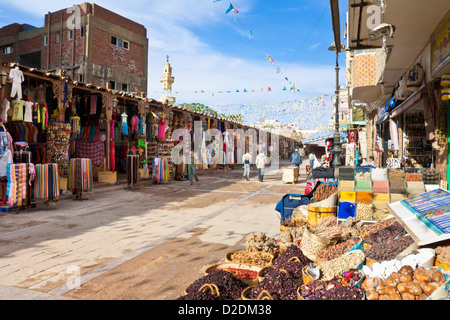 Bazar marché scène de rue avec des épices, les étals de colorants et de l'habillement dans le souk d'Assouan en Egypte Moyen Orient Banque D'Images