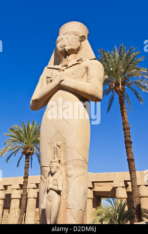 Statue de Ramsès II avec la statue de sa fille bent'anta à Karnak temple Luxor Egypte Moyen Orient Banque D'Images