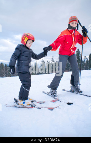 Cours de ski - famille sur la neige. Banque D'Images