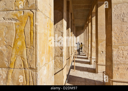 Colonnes close up dans le Temple d'Hatshepsout restauré sur la rive ouest de Louxor Egypte Moyen Orient Banque D'Images