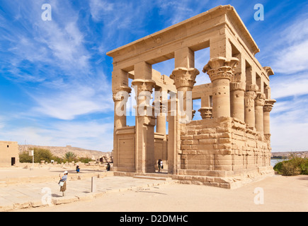 Les touristes explorant le kiosque de Trajan au Temple d'Isis Philae Assouan Haute Egypte Moyen Orient Banque D'Images