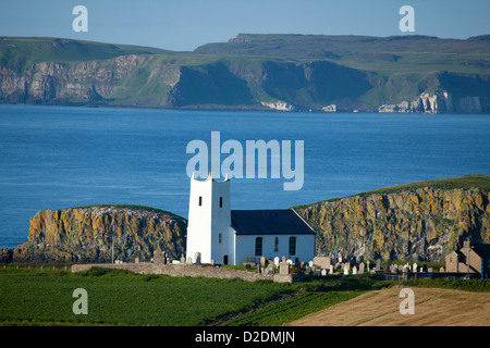 Vue sur Ballintoy Church à l'île de Rathlin. Côte de Causeway, le comté d'Antrim, en Irlande du Nord. Banque D'Images