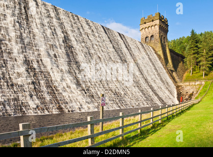 Mur de barrage avec de l'eau déborde du réservoir Derwent Derbyshire Peak District national park Derbyshire, Angleterre Royaume-uni GB EU Europe Banque D'Images