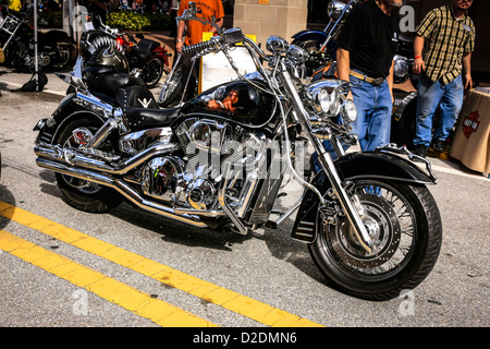 Custom Harley Davidson vélo peint au Thunder Bay dans le cas de moto à Sarasota en Floride Banque D'Images