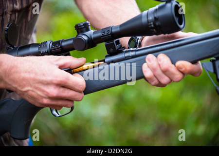 Close up de chargement d'un fusil de chasse avec des munitions d'armes à feu Armes à feu bullets Banque D'Images