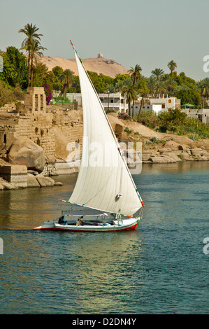 L'ÎLE ELÉPHANTINE À ASSOUAN ET UNE FELOUQUE NIL EGYPTE DERNIÈRES VOILES Banque D'Images