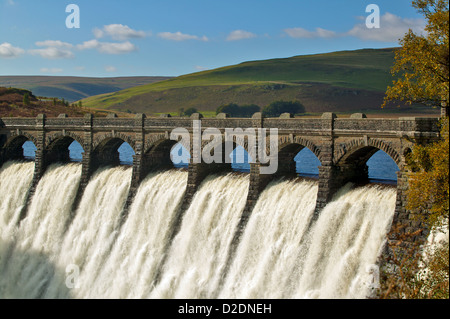 Le BARRAGE HAUT CRAIG GOCH AVEC UN Débordement de l'eau blanche MASSIVE POWYS PAYS DE GALLES Banque D'Images