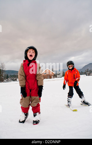 Garçon de rire et de profiter de la neige. Banque D'Images