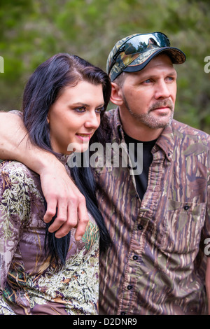 Deux chasseurs portrait, père et fille en tenue de camouflage, homme Caucausian, 40 ans, femme de race blanche aux cheveux longs Banque D'Images