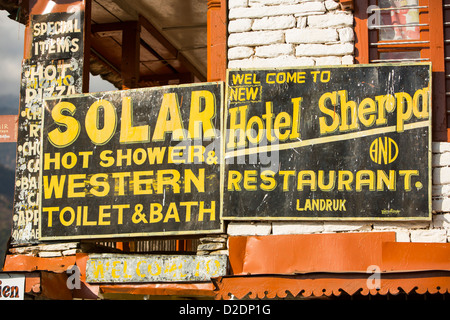 Une maison de thé dans les contreforts de l'Himalaya à Landruk, Népal, publicité une douche chaude alimenté par des panneaux solaires thermiques. Banque D'Images