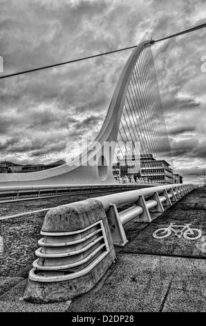 Noir et blanc de Samuel Beckett Bridge, Dublin Irlande Banque D'Images