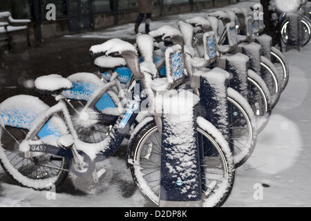 Janvier 20, 2013 - Londres, Royaume-Uni - Boris bikes sous la neige dans la ville, Londres, Royaume-Uni. (Crédit Image : ©/ZUMAPRESS.com) Lukasova Veronika Banque D'Images