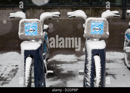 Janvier 20, 2013 - Londres, Royaume-Uni - Boris bikes sous la neige dans la ville, Londres, Royaume-Uni. (Crédit Image : ©/ZUMAPRESS.com) Lukasova Veronika Banque D'Images