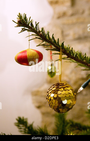 Tissu Vintage et les décorations de Noël accrochée à un sapin de Nordmann (Abies nordmanniana) arbre de Noël. Banque D'Images