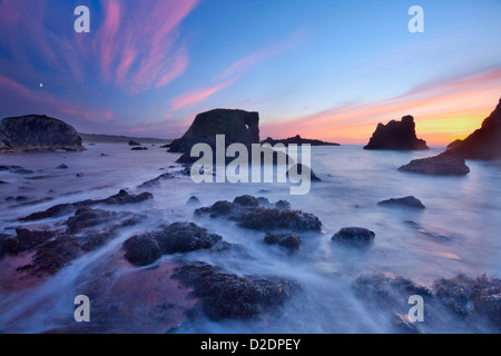 Coucher de soleil sur les rochers à Whitepark Bay, côte de Causeway, le comté d'Antrim, en Irlande du Nord. Banque D'Images
