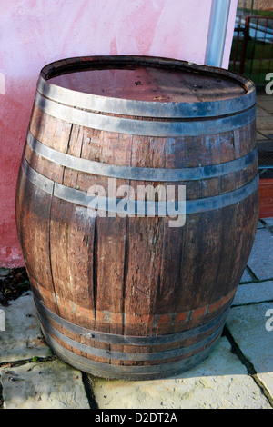 Cidre traditionnel en bois baril fût à Ashcombe, Devon, Angleterre. À l'extérieur, au soleil. Banque D'Images