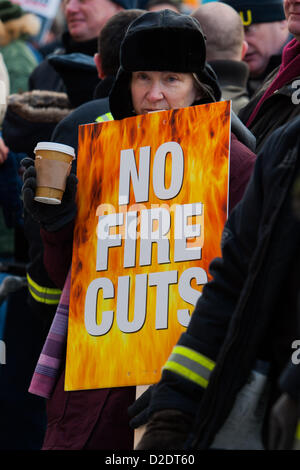 Londres, Royaume-Uni. Jan 21, 2013. Femme placard lire 'Pas de nouvelles compressions' à la messe hall de l'Incendie de Londres et de la planification d'urgence (LFEPA) réunion, protestant contre l'intention de fermer 12 postes d'incendie, retirer les 18 camions de pompiers et 520 postes de pompier. Le lobby a été appelé par la région de London de l'Union européenne de lutte contre l'incendie. Banque D'Images