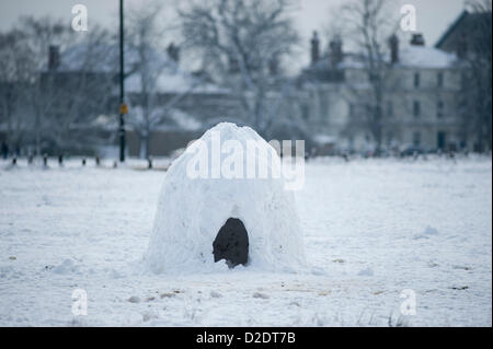 À l'ouest de Londres, Royaume-Uni. 21/1/13. Igloo de neige construit sur Wimbledon Common Banque D'Images