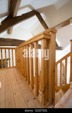 Belles poutres anciennes dans une ancienne grange récemment dans les régions rurales de l'Angleterre. Banque D'Images