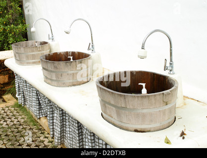 Eviers et robinets pour piscine bois Banque D'Images