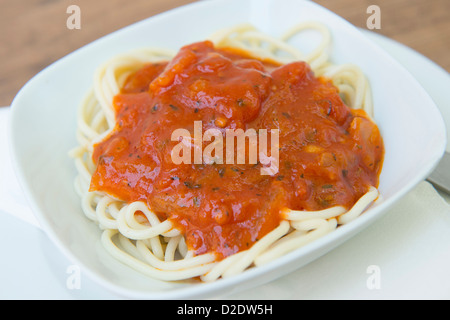 En Spaghetti servi avec sauce tomate. Banque D'Images