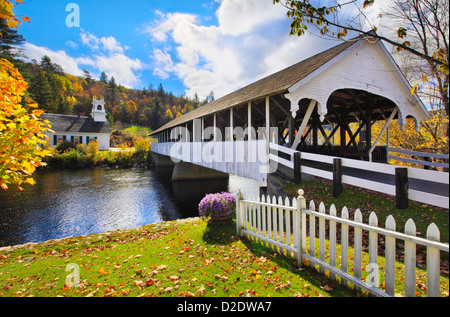 Église et pont couvert, Stark, New Hampshire, USA Banque D'Images