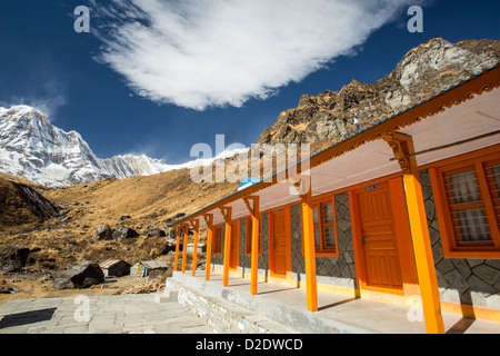 Une maison de thé lodge sur l'Annapurna Base Camp trek au camp de base du Machapuchare, Himalaya, Népal. Banque D'Images