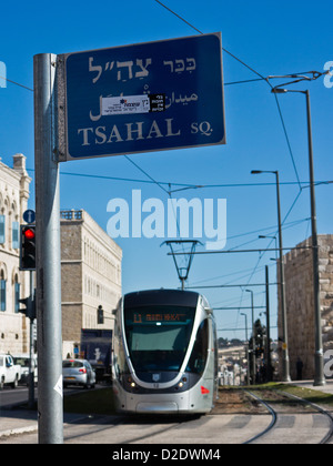 Le tramway de Jérusalem monte à partir de la Porte de Damas à Tzahal Square Banque D'Images