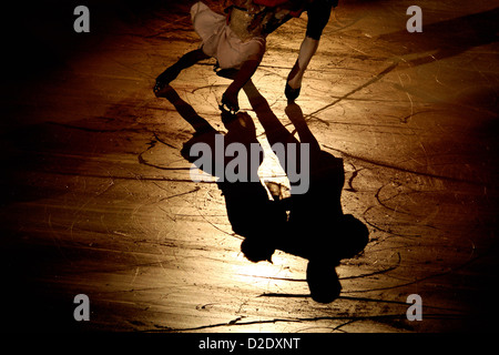 Silhouette de patinage de personnes dansant sur la glace Banque D'Images