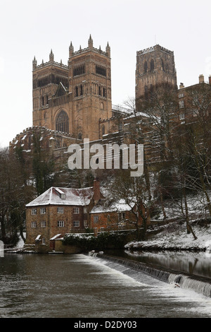 La neige sur le bord du fleuve, par la cathédrale de Durham et le vieux moulin à Foulon, à Durham, Royaume-Uni. Banque D'Images