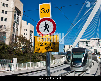 Le tramway de Jérusalem voyages sur les accords de Santiago Calatrava Bridge. Un signe à l'avant-plan interdit l'entrée pour les piétons. Banque D'Images