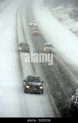 Les PILOTES SUR L'autoroute à péage M6 PRÈS DE CANNOCK PERSONNEL DE TEMPÊTE DE NEIGE GLACE RE VISIBILITÉ FAIBLE MAUVAIS TEMPS D'HIVER Banque D'Images