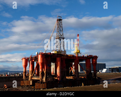 La plate-forme pétrolière Borgston dauphin dans la cale sèche à l'Nigg Energy Park, l'Estuaire de Cromarty, Ecosse Banque D'Images