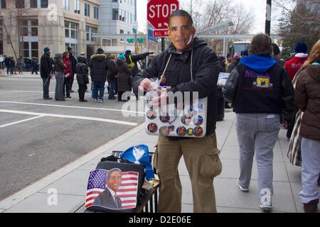 21 janvier 2013, Washington DC. Un vendeur portant un masque Barack Obama Obama hawks boutons à la foule après la 57e inaugurale présidentielle marquant le début du second mandat du président Obama. Banque D'Images