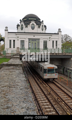 U-Bahn & Otto Wagner's 'Pavillon de la plus haute cour impériale et royale, Heitzing» ou Hofpavillon, Vienne, Autriche. Banque D'Images