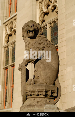 Vieux lion en pierre sculptée à l'extérieur Le Provinciaal Hof à bruges belgique Banque D'Images