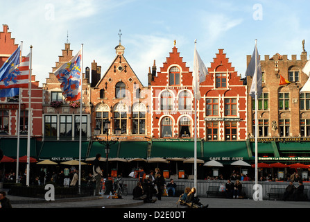 Cafés et maisons de la place principale de bruges Banque D'Images