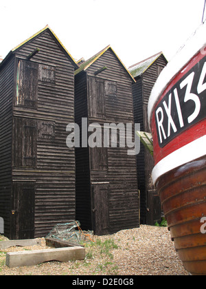 Boutiques net Hastings ou abris et bateau de pêche Banque D'Images