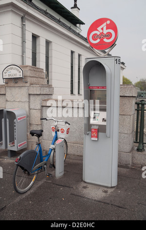 Une station d'accueil et de paiement pour le kiosque/machine Citybike Vienne location de vélo public system à Vienne, Autriche. Banque D'Images