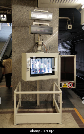 L'écran vidéo à la fin d'une plate-forme U-Bahn permettant aux conducteurs de train pour voir le long de la plate-forme à partir de la cabine. Vienne, Autriche. Banque D'Images