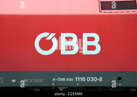 OBB, le logo de fer fédéraux autrichiens, sur le côté d'un train à Vienne, Autriche. Banque D'Images