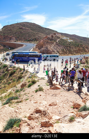 Les gens qui vont à la plate-forme d'observation de l'autobus touristique. Le district de Matmata en Tunisie, l'Afrique Banque D'Images