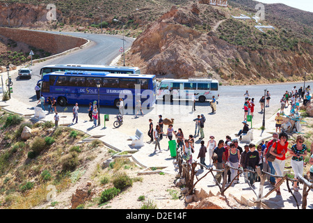 Les touristes allant à la plate-forme d'observation de l'autobus touristique. Le district de Matmata en Tunisie, l'Afrique Banque D'Images