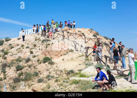 Les touristes monter jusqu'à la plate-forme d'observation dans les montagnes. Matmata, Tunisie, Afrique Banque D'Images